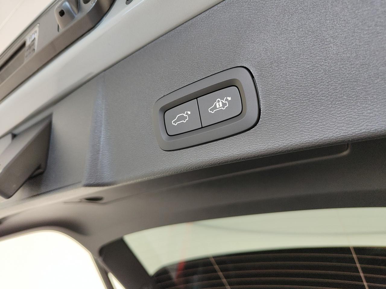 VOLVO XC40 2.0 b3 Ultra Black Edition auto
