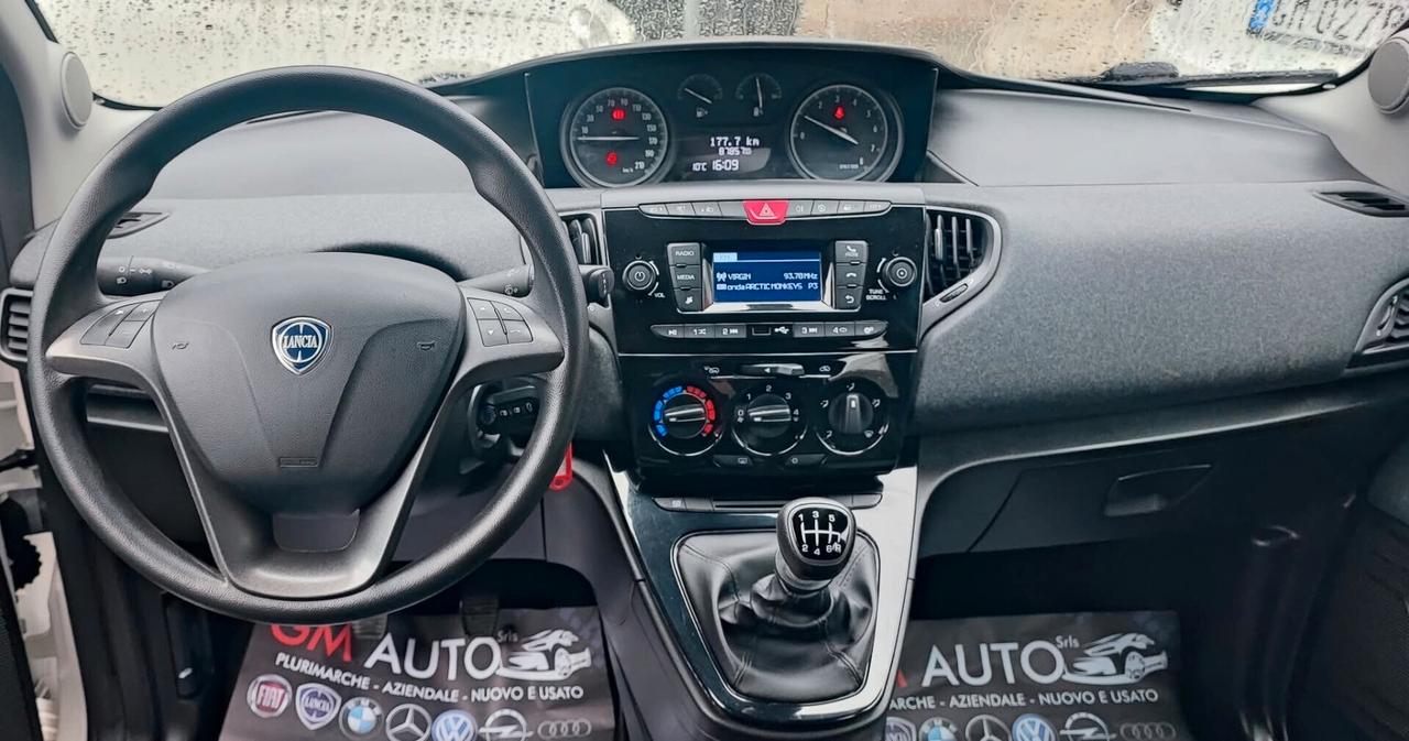 Lancia Ypsilon 1.0 Hybrid Ecochic silver 11/2020