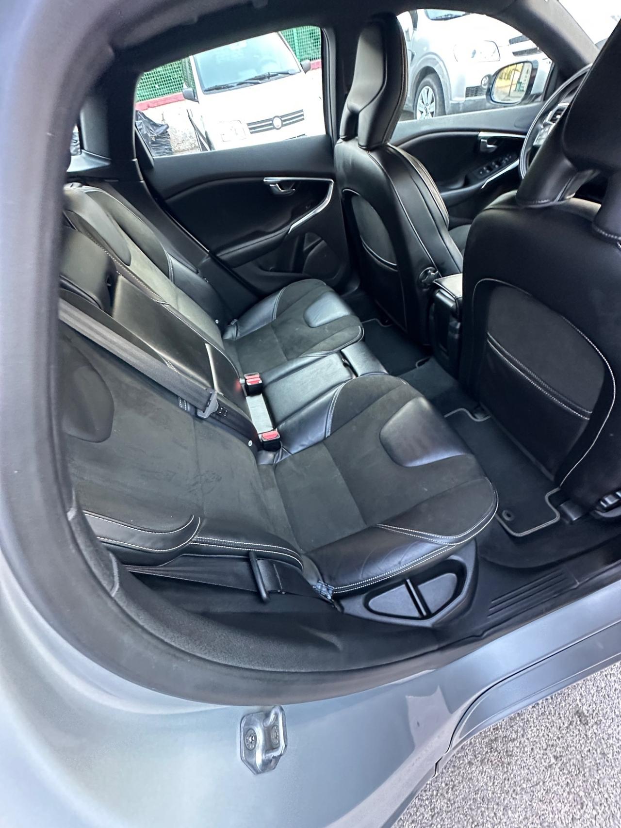 Volvo V40 D4 R-design Momentum