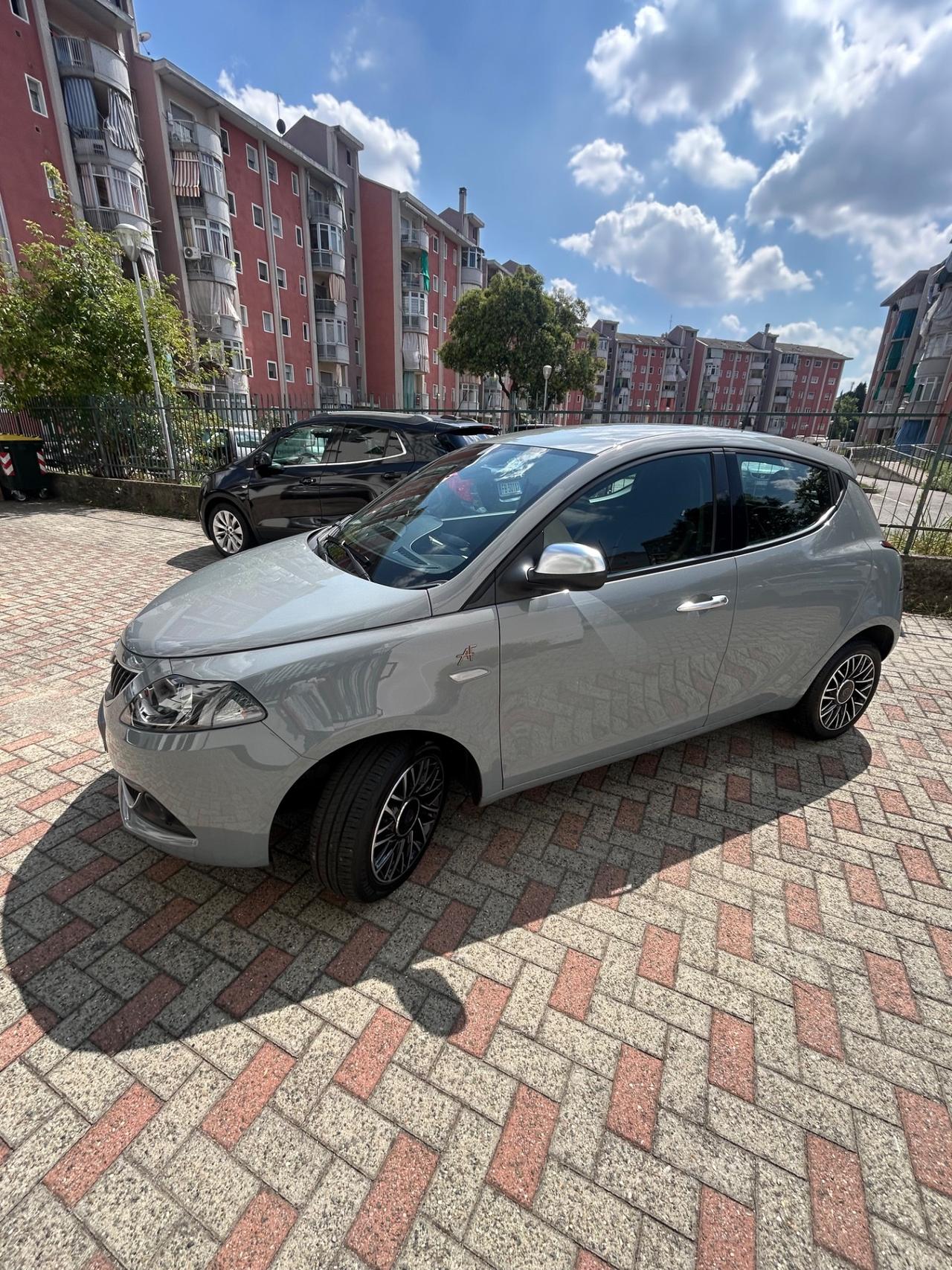 Ypsilon 1.0 FireFly 5 porte S&S Hybrid Alberta Ferretti