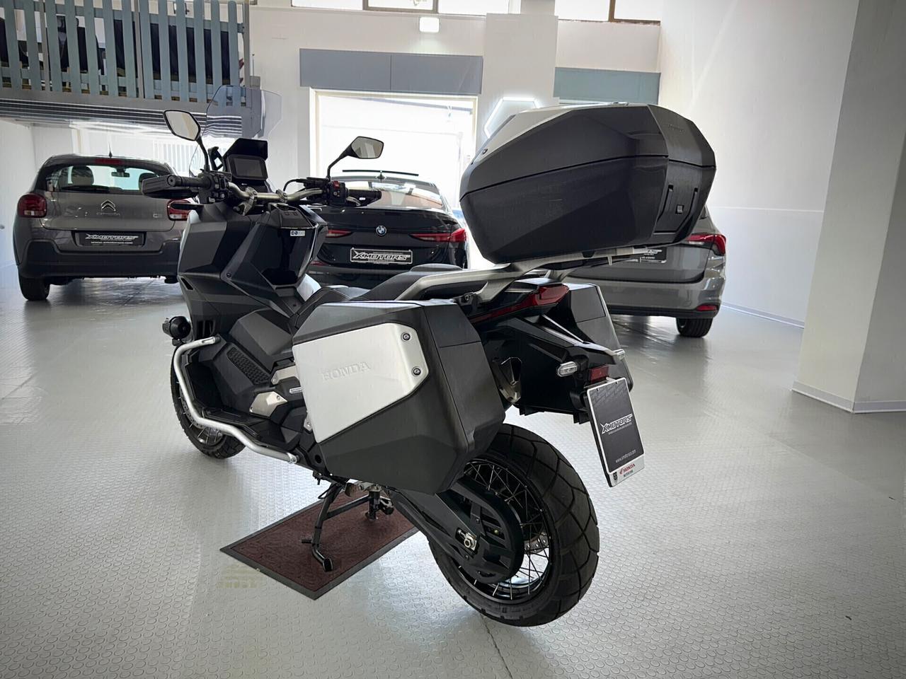 Honda X-ADV 750 con travel pack