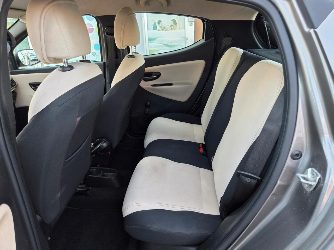 Lancia Ypsilon 0.9 TwinAir 85 CV 5 porte Metano Ecochic Silver