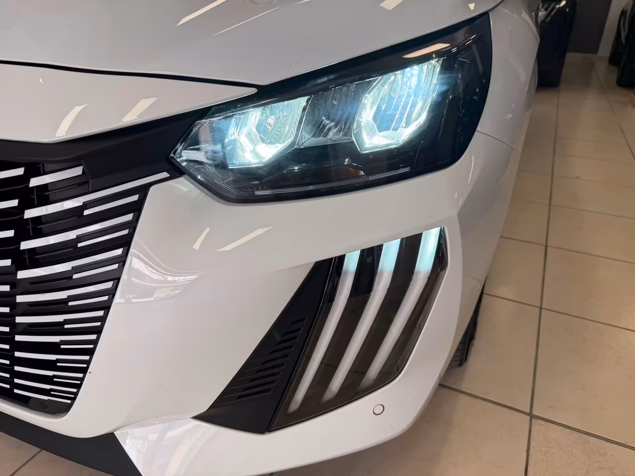 Peugeot 208 Hybrid 100 e-DCS6 Allure a rate da 185 €