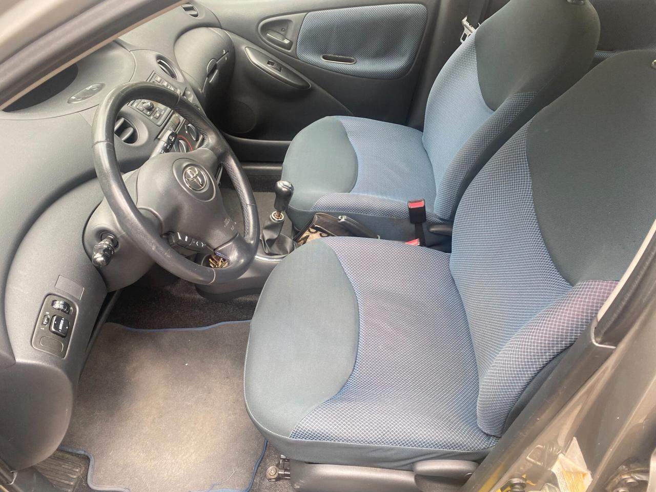 Toyota Yaris 1.0i 16V cat 5 porte Sol