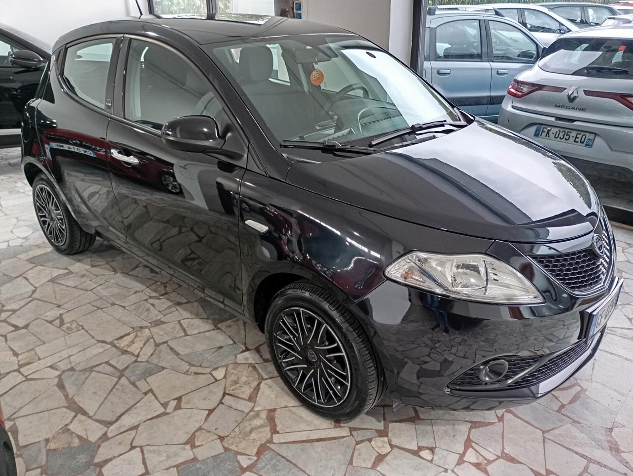 Lancia Ypsilon 5P 1.0 FireFly Hybrid Ecochic Gold