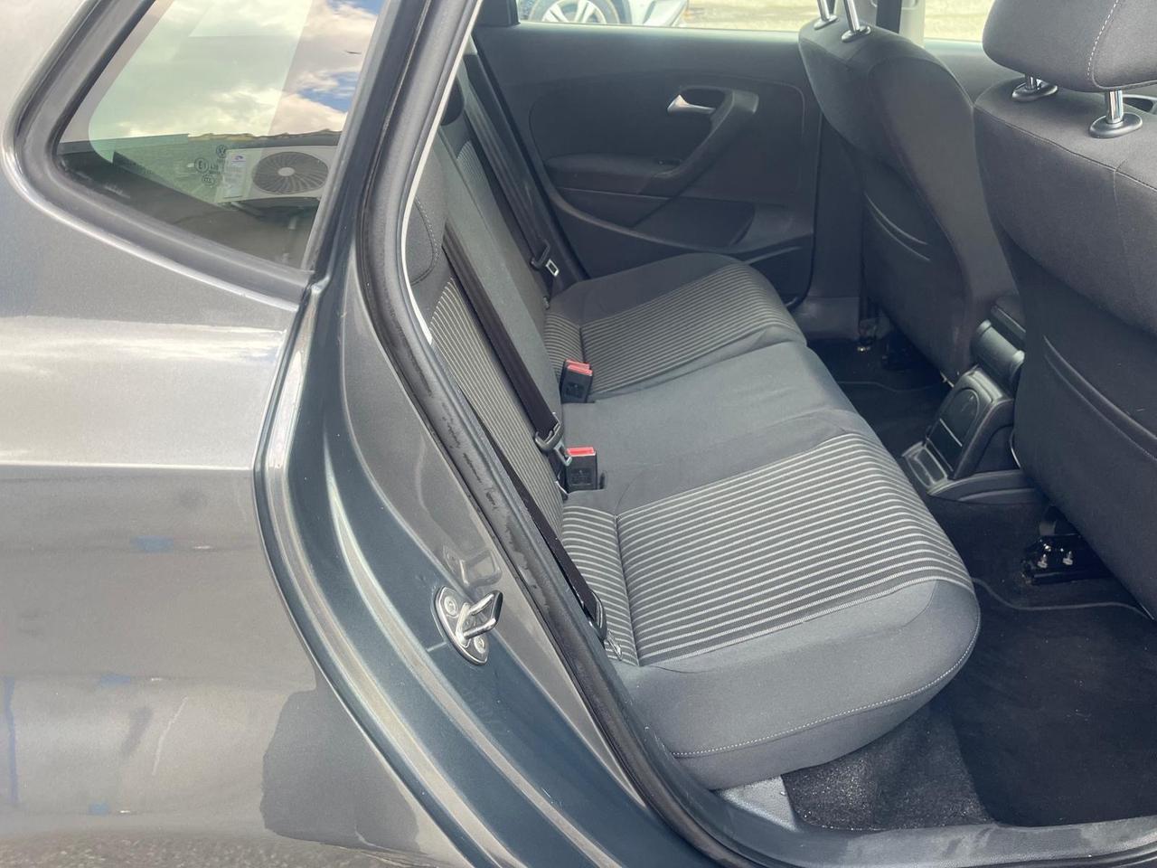 Volkswagen Polo 5P-1.6 tdi- cambio autom-2011