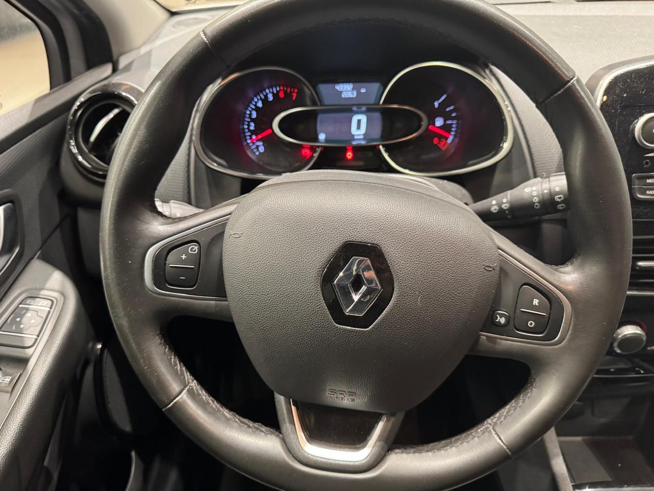 RENAULT Clio IV 2017 - Clio 0.9 tce Business 75cv