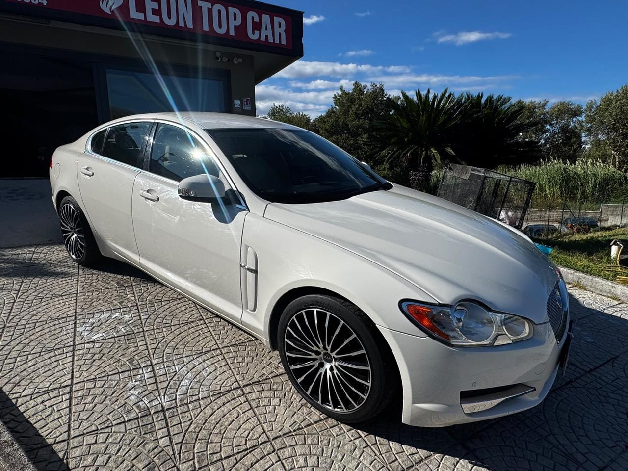 Jaguar XF 2.7D V6 Premium Luxury tagliandata e fatta distribuzione