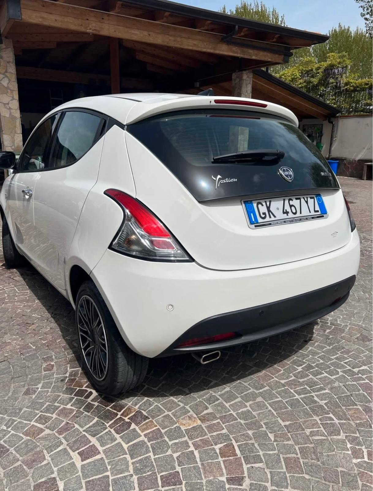 Lancia Ypsilon 1.0 FireFly 5 porte S&S Hybrid Ecochic Gold