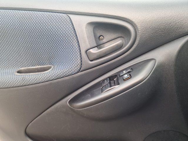 TOYOTA Yaris 1.0i 16V cat 5 porte Sol