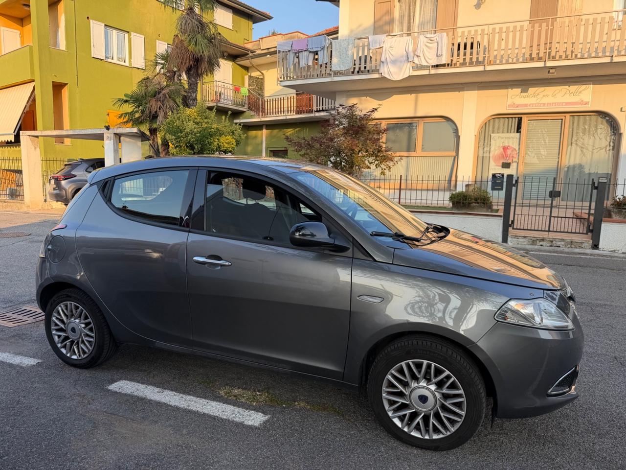 Lancia Ypsilon 1.2 69 CV 5 porte Gold