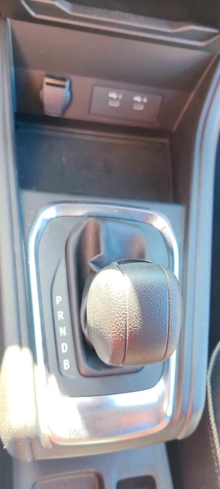 Renault Captur Full Hybrid E-Tech Incidentata