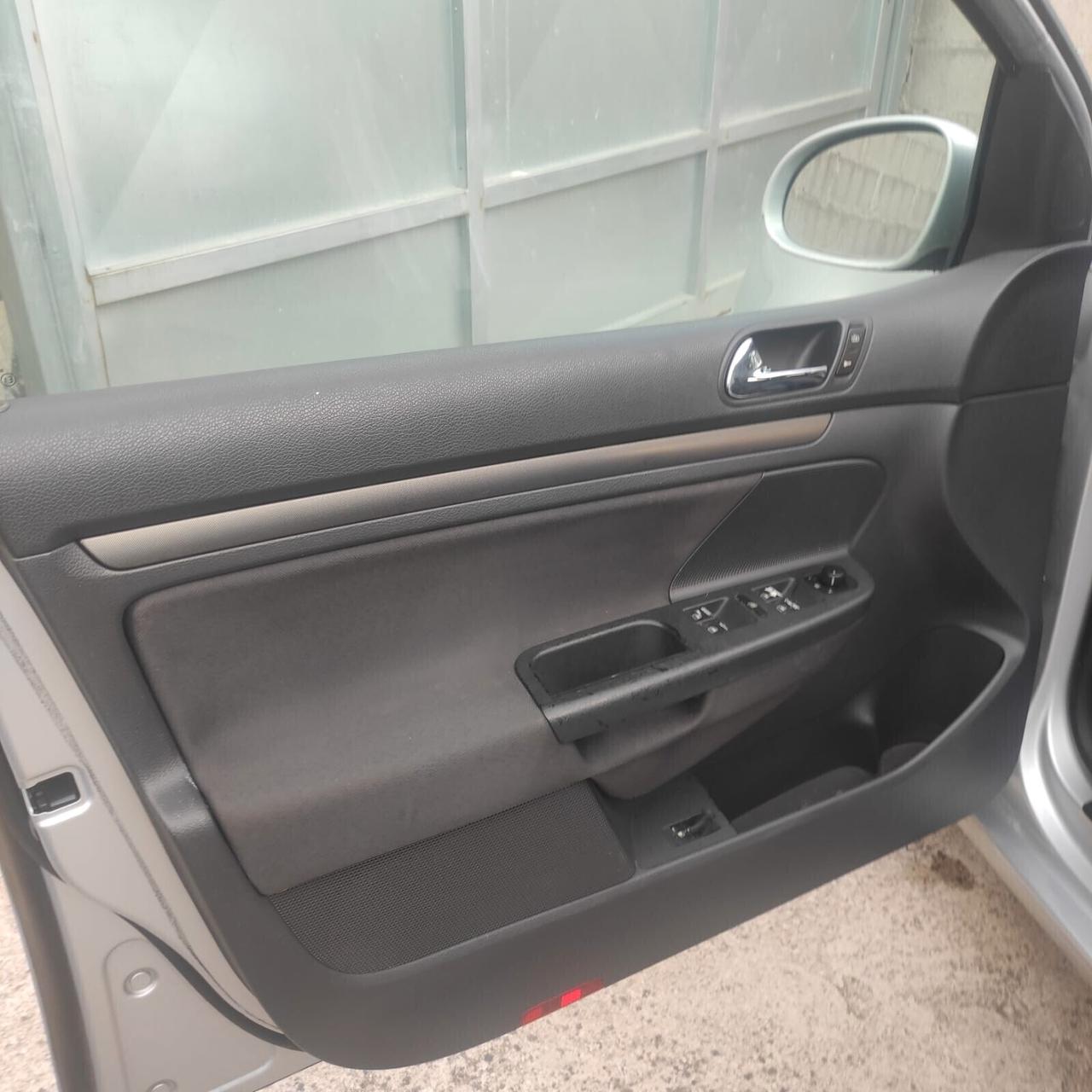 Volkswagen Golf 1.6 16V FSI 5p. 6 marce Sportline