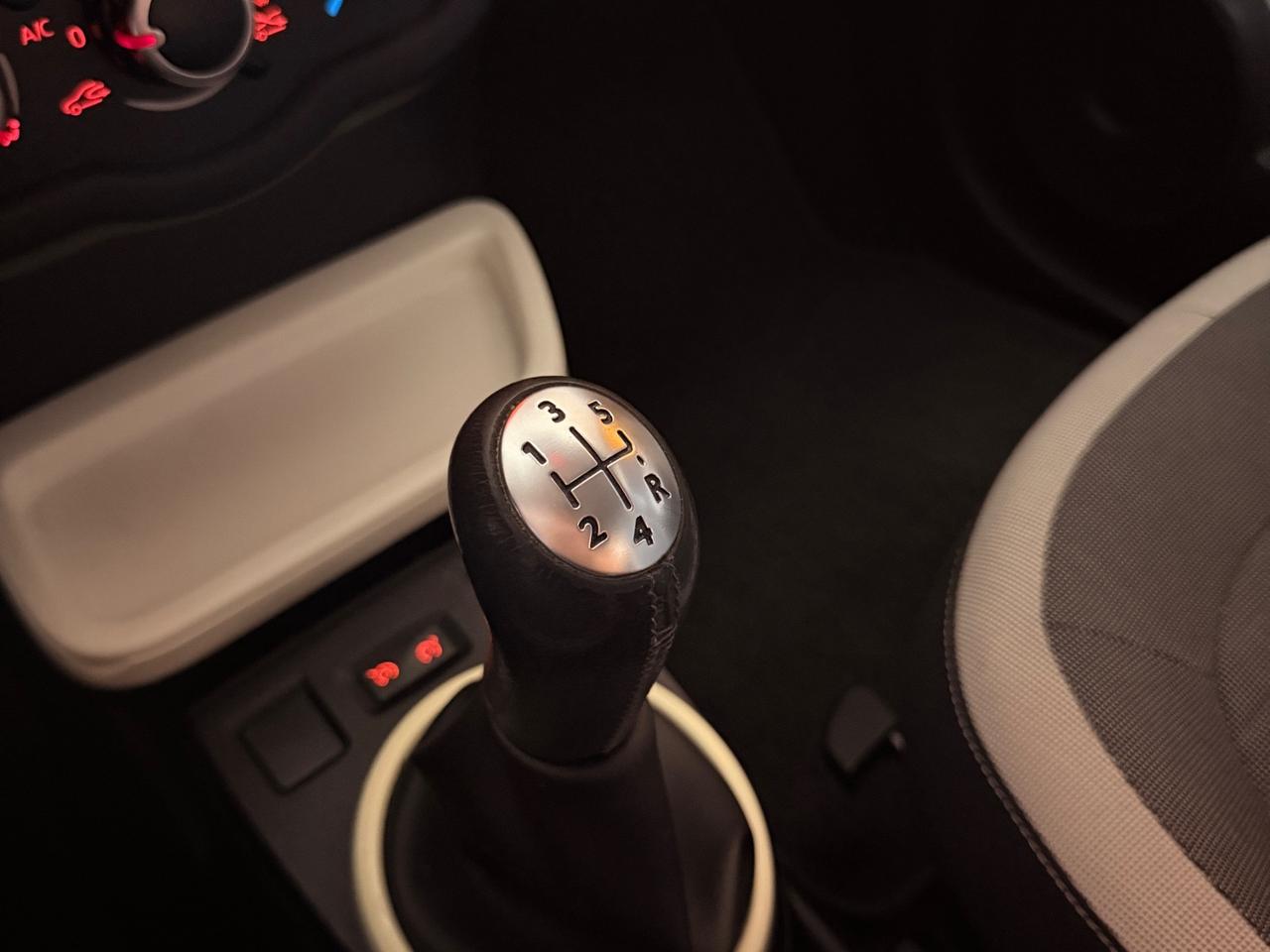 MERAVIGLIOSA RENAULT TWINGO CON SOLI 80.769 KM ADATTA A NEOPATENTATI