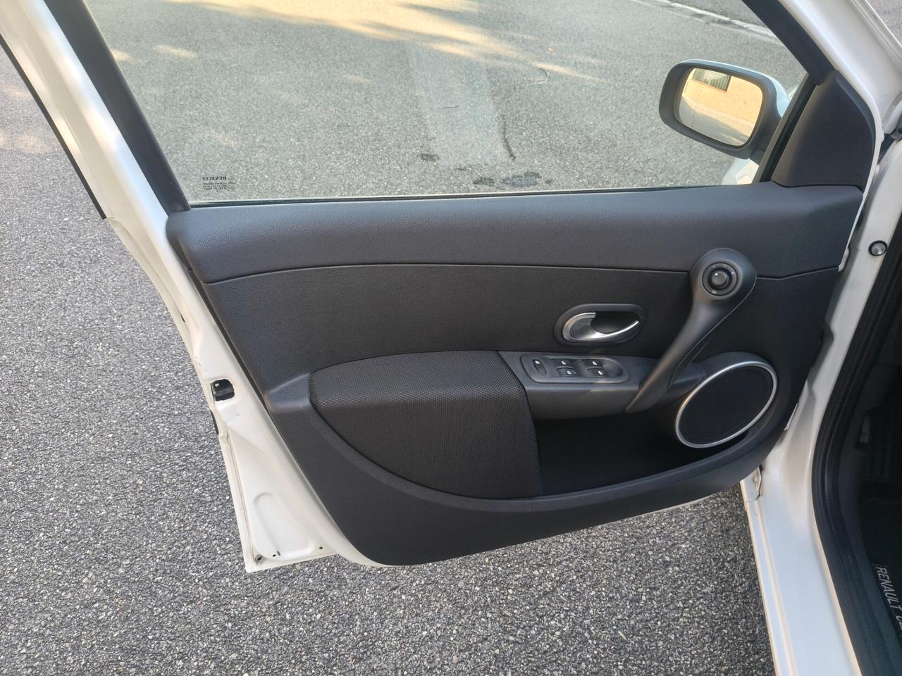 Renault Clio 1.6 5 porte SOLAMENTE 61.000 KM