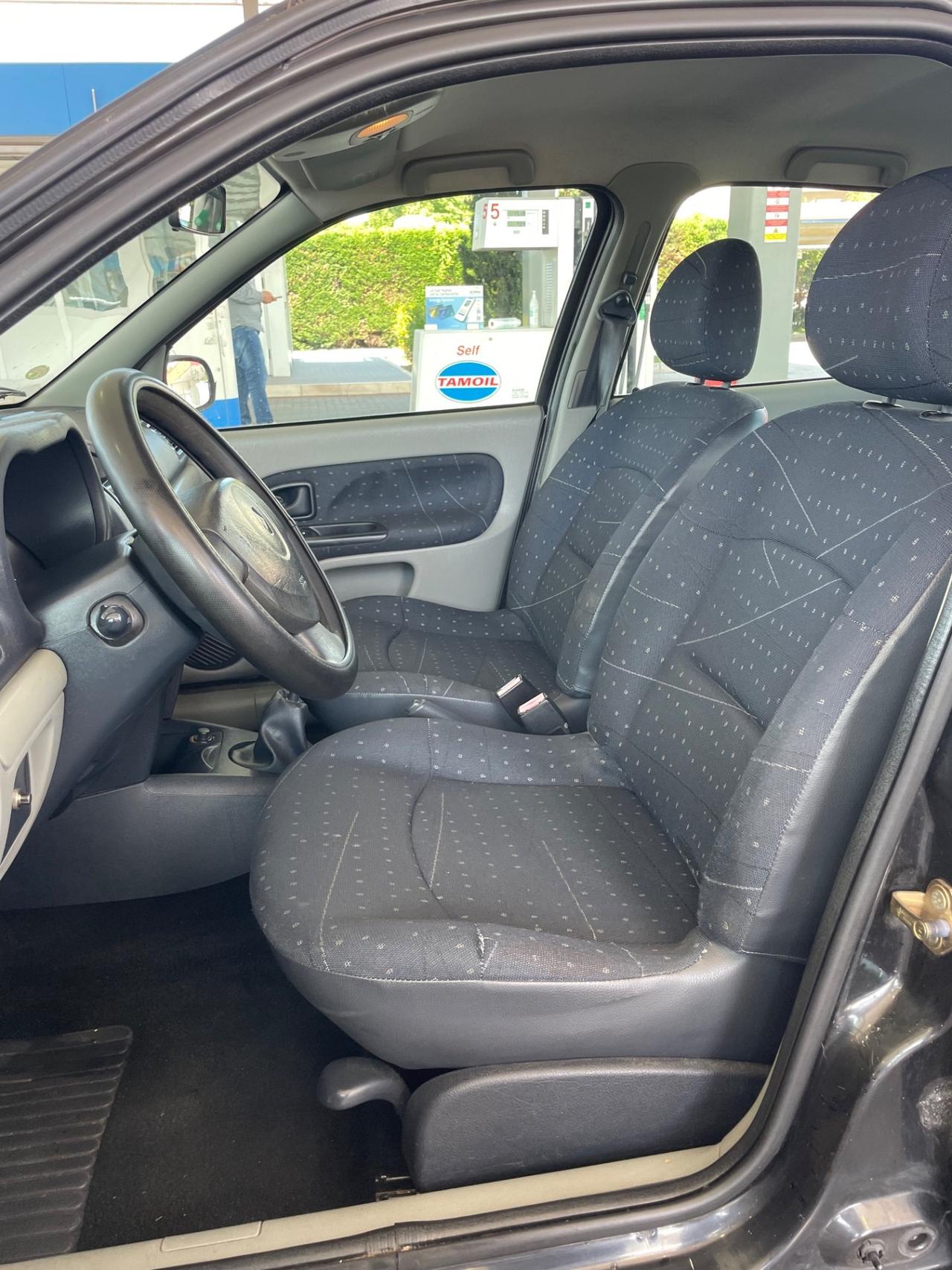 RENAULT CLIO 1.2 BENZINA NEOPATENTATI 170.000 Km 2004.