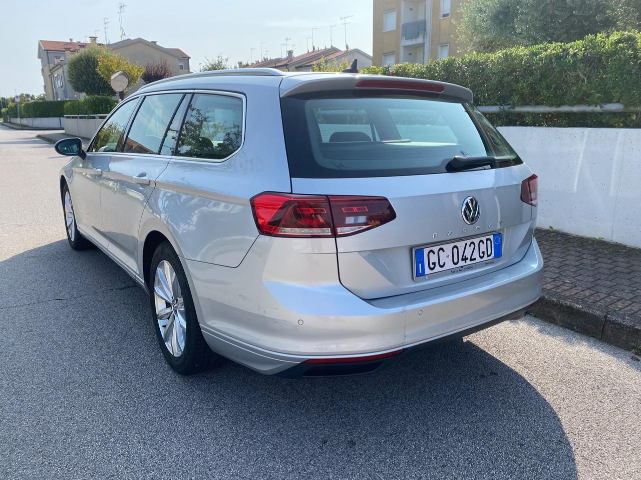 Volkswagen Passat Variant 1.6 TDI SCR DSG Business BMT