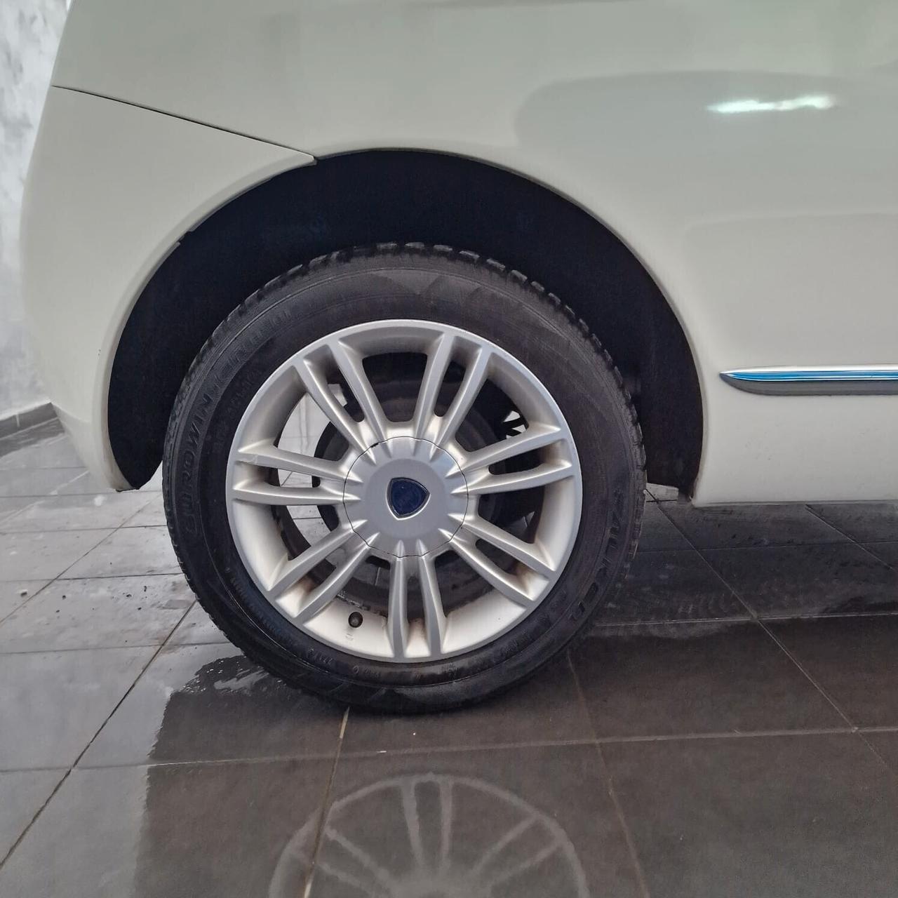 Lancia Ypsilon 1.3 MJT 75 CV Unyca