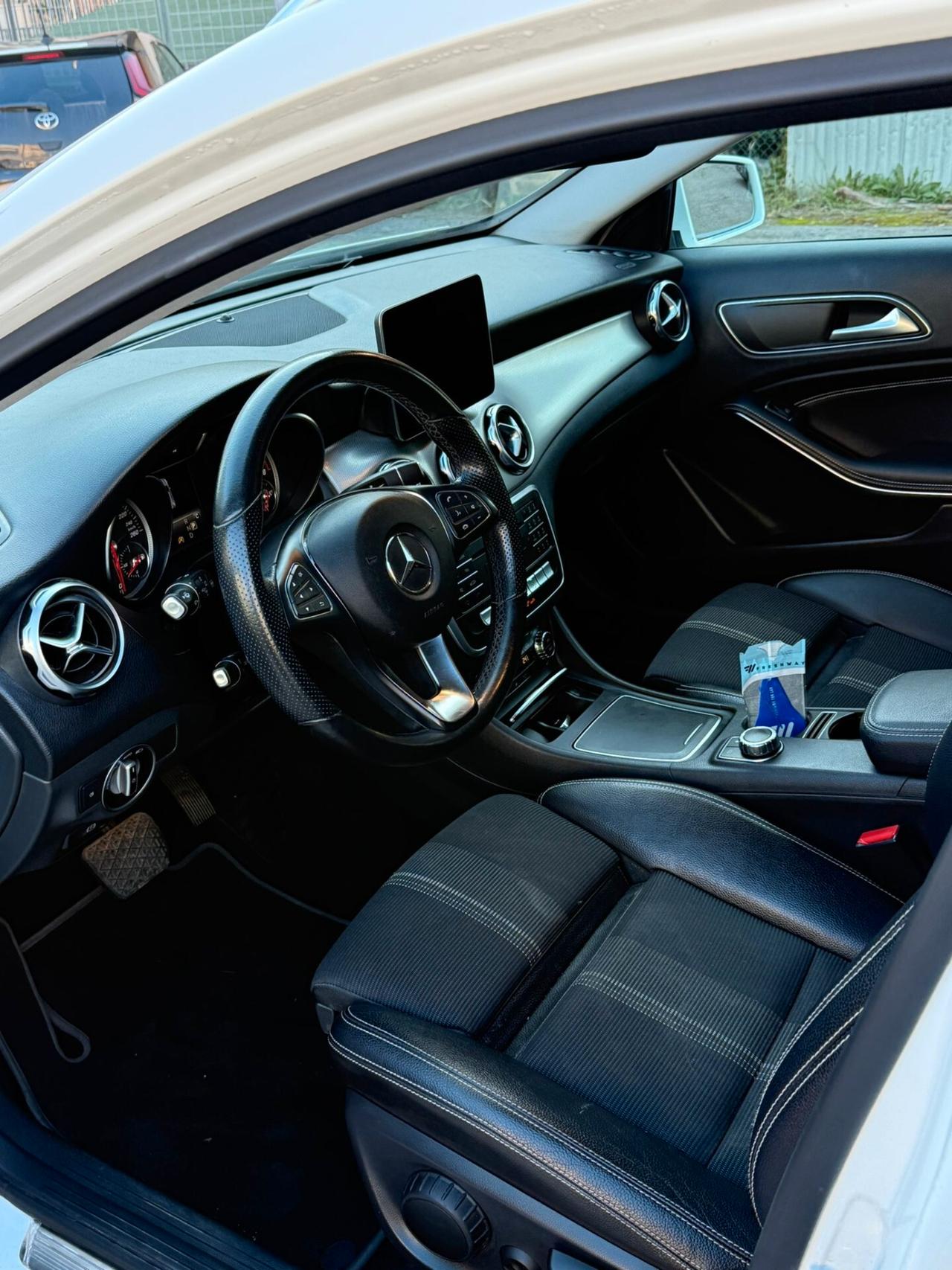 MERCEDES GLA 180 PREMIUM AUTO MY14 5P