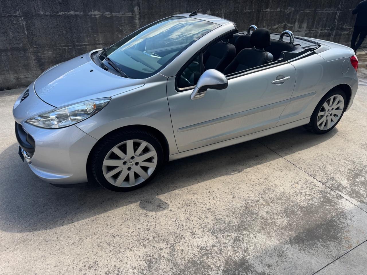 Peugeot 207 1.6 HDi 110CV CC Féline