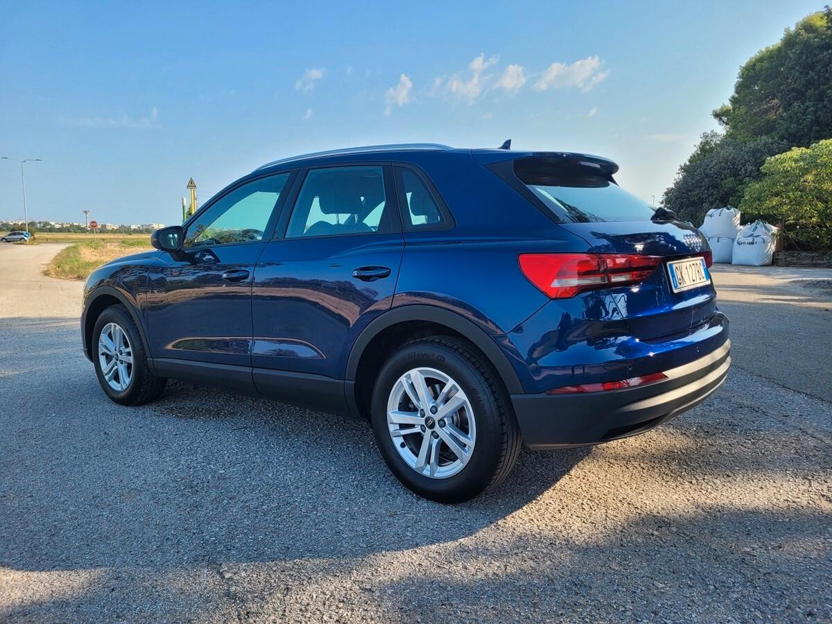 Audi Q3 35 TFSI S tronic Business interni s-line
