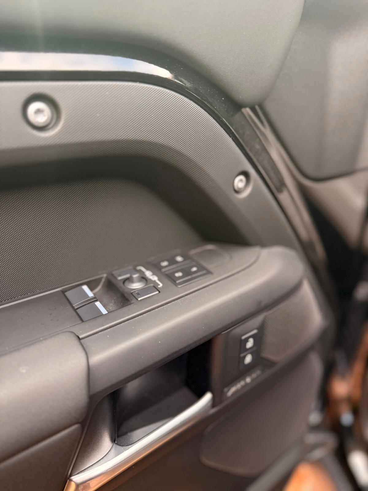 Land Rover Defender 110 2.0 Si4 PHEV 300 CV AWD Auto X-Dynamic SE