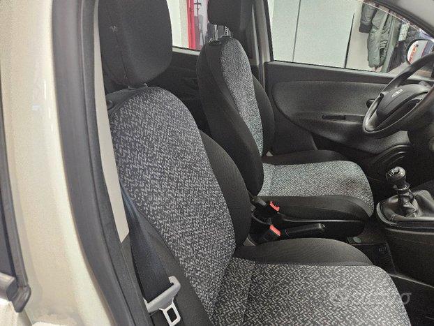 lancia ypsilon ecochic hybrid