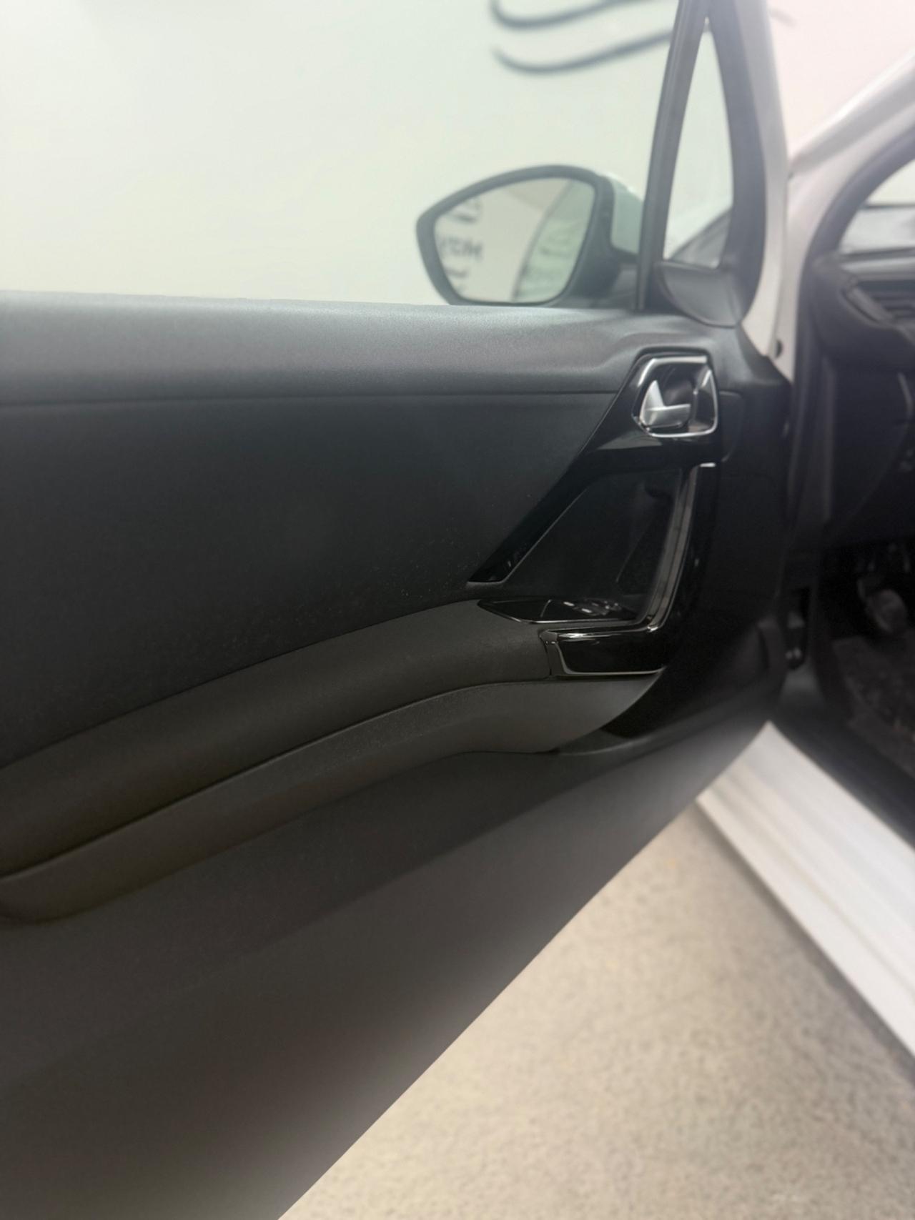 PEUGEOT 208 (anno 2015)