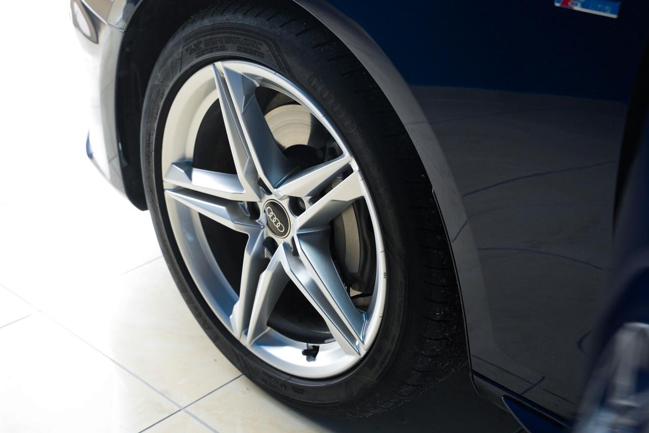 Audi A4 40 TDI S tronic line edition