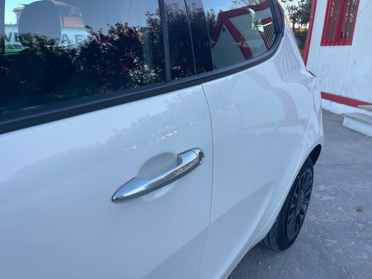 Lancia Ypsilon Gold Hybrid 1.0 FireFly 70cv