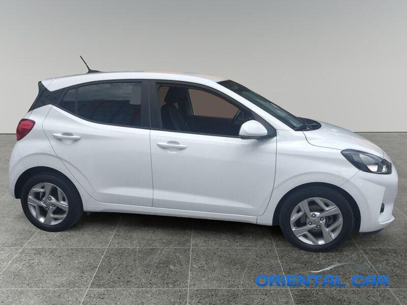 Hyundai i10 i10 1.0 TECH + CONNECT PACK + SENSORI DI POSTEGGIO + VETRI OSCURATI + TRENO DI GOMME INVERNALI