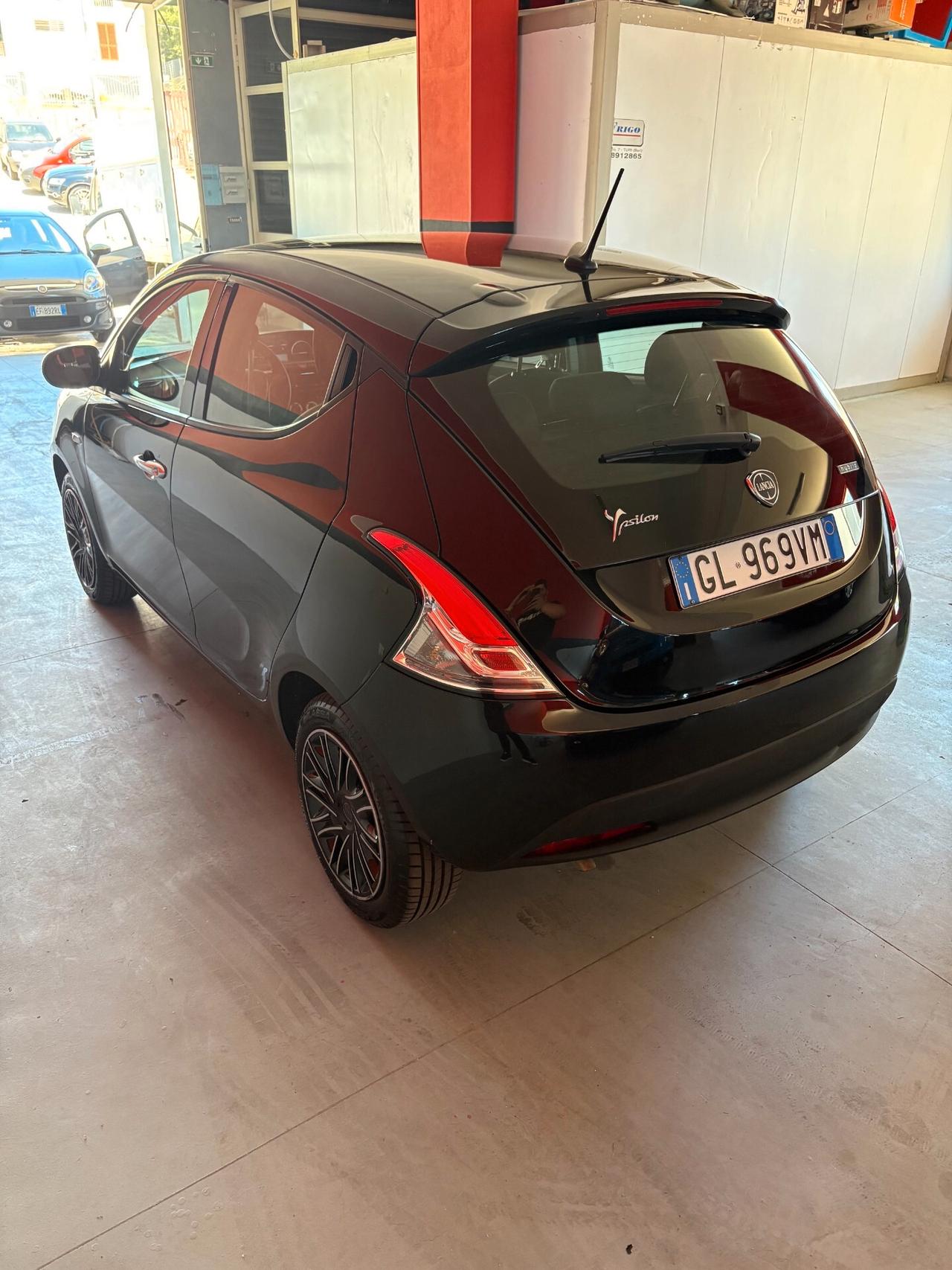 Lancia Ypsilon 1.0 FireFly 5 porte S&S Hybrid Ecochic Silver