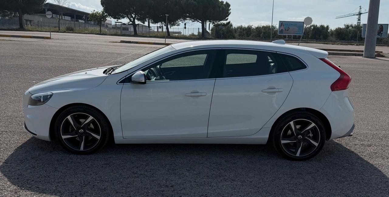 Volvo V40 D2 1.6 R-design Kinetic