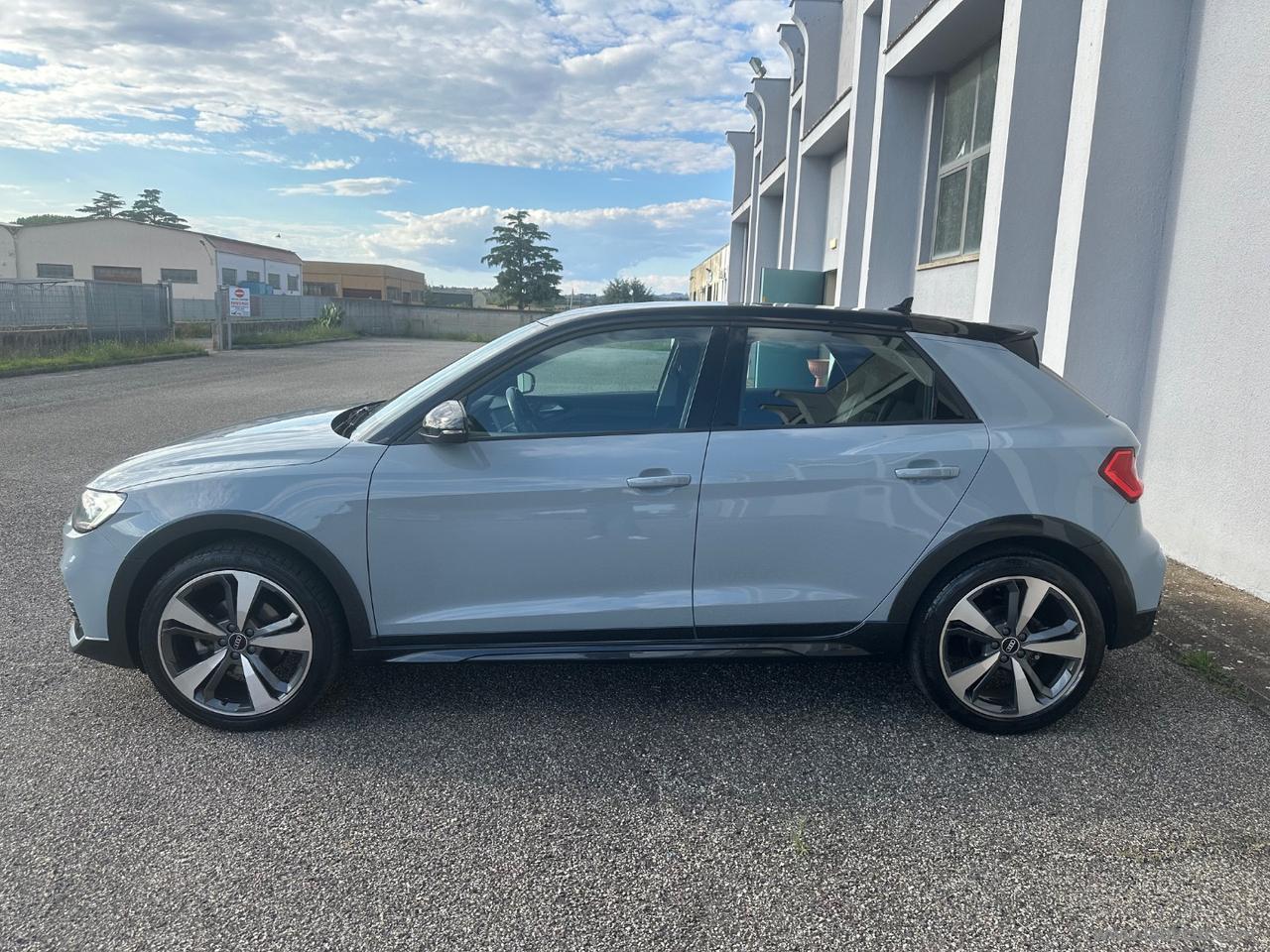 AUDI A1 citycarver 30 TFSI S tr. Id. Contrast