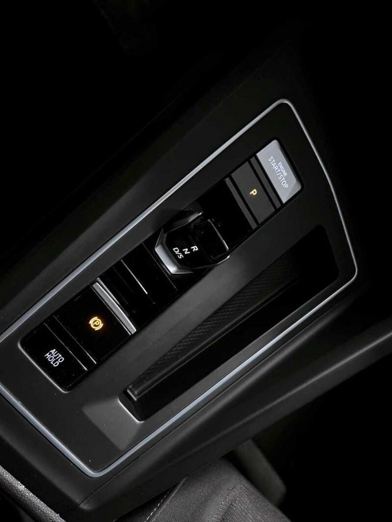 VOLKSWAGEN Golf 8ª serie Golf 1.0 eTSI EVO DSG...