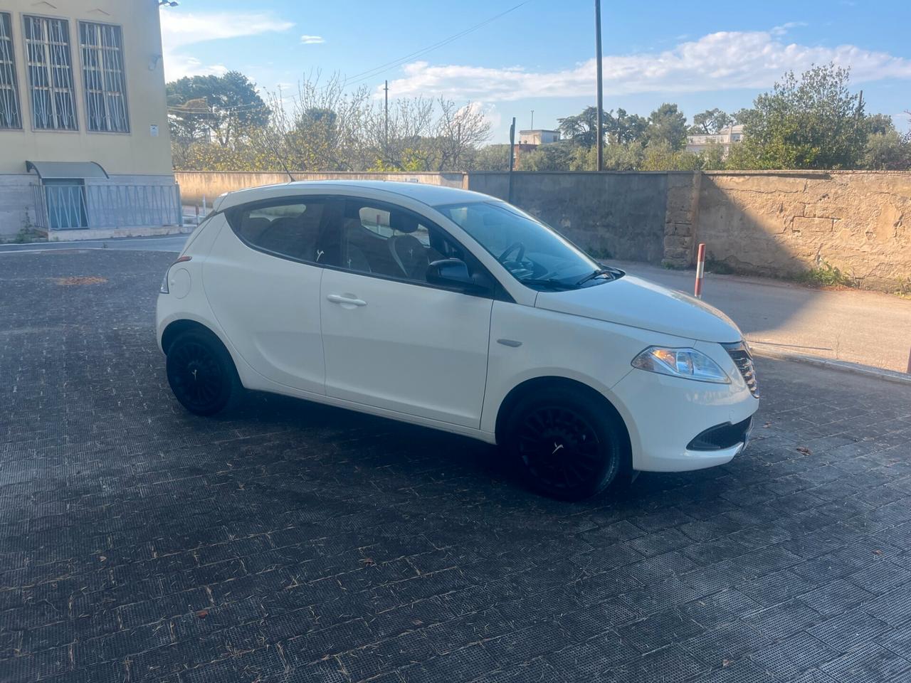 Lancia Ypsilon 1.2 69 CV 5 porte X NeoPatentati