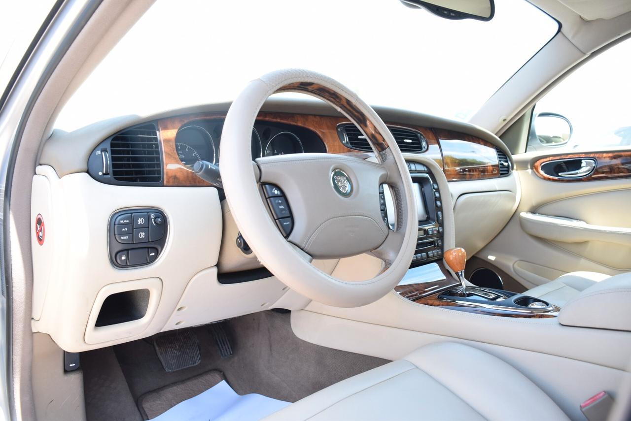 Jaguar XJ 4.2 V8 298CV AUT. NAVI PELLE SENSORI CRUISE BT Executive