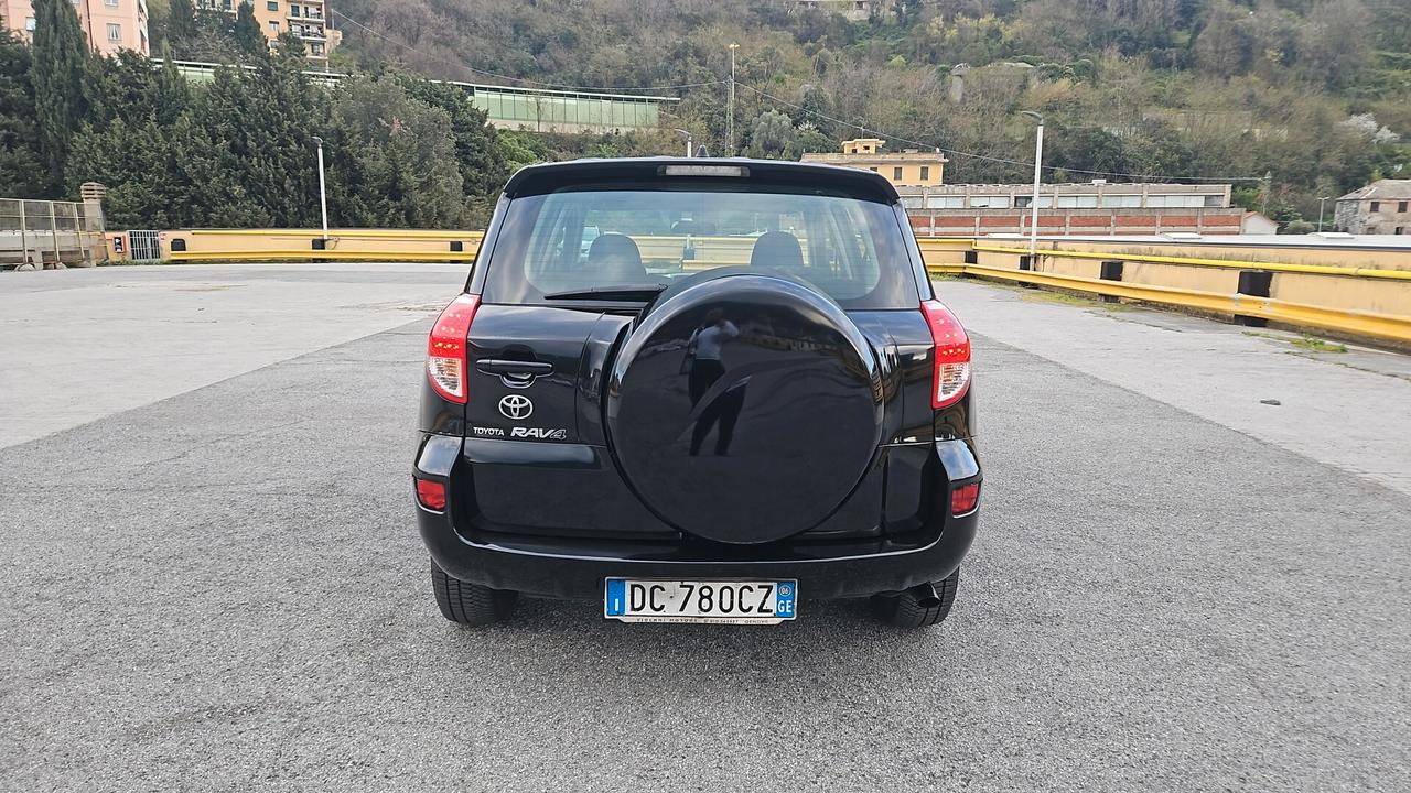 TOYOTA RAV4 2.2 D-4D 136CV LUXURY – 2006 – AFFIDABILE E PRONTA ALL’USO SUV robusto e affidabile, ideale per chi cerca spazio, comodità e una meccanica solida. Motore Toyota 2.2 diesel da 136cv, noto per durata e affidabilità. Immatricolazione: 08/