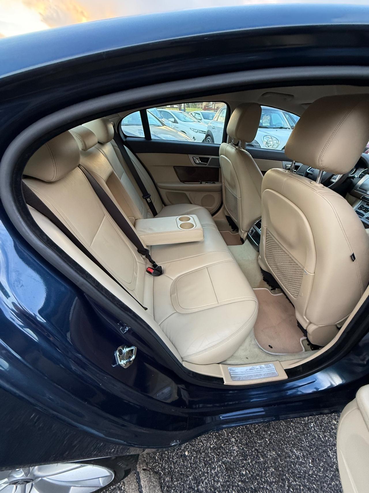 XF 3.0 D V6 Premium Luxury-unipro-rate-garanzia-