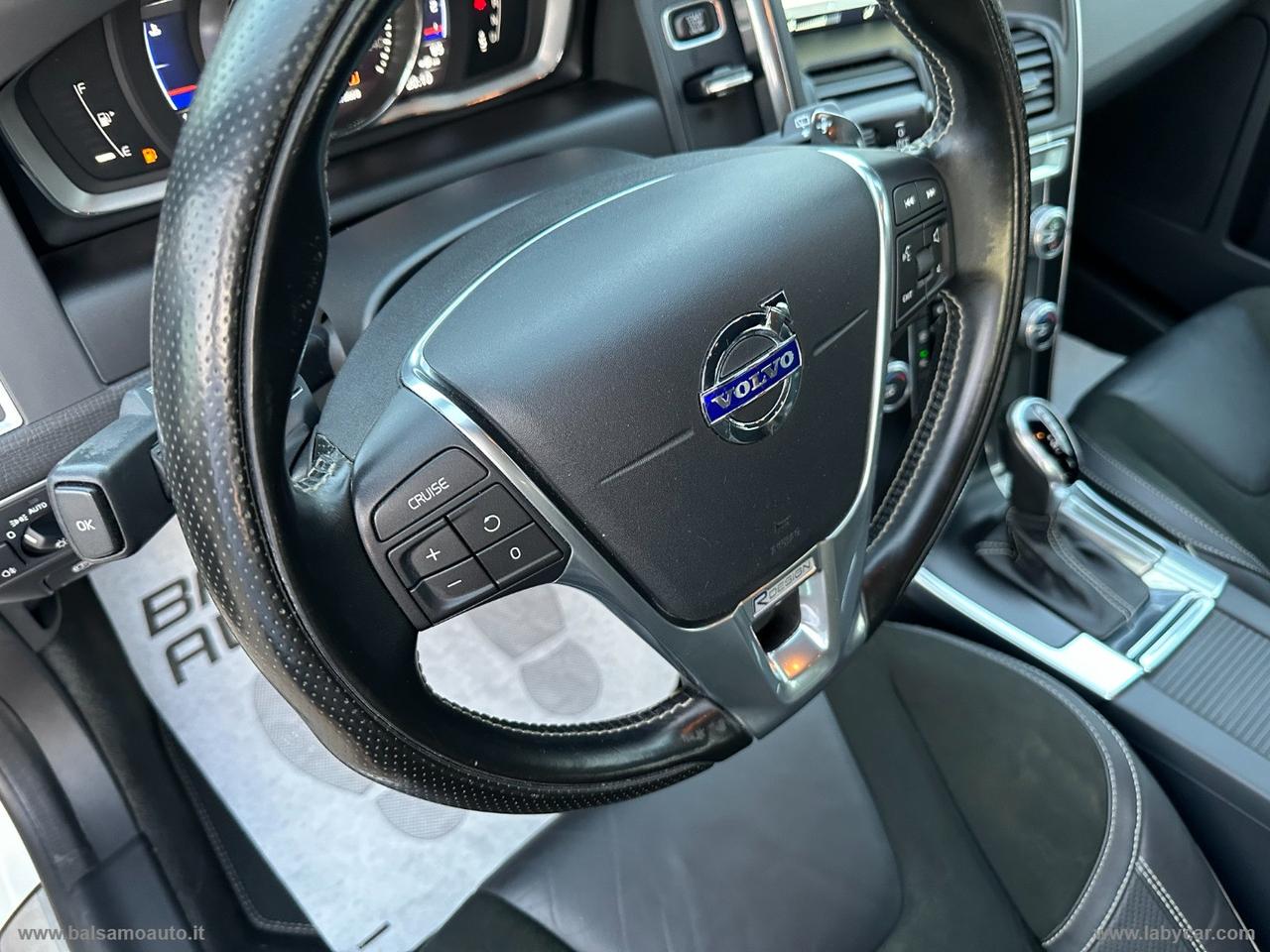 VOLVO XC60 D4 AWD R-design Momentum