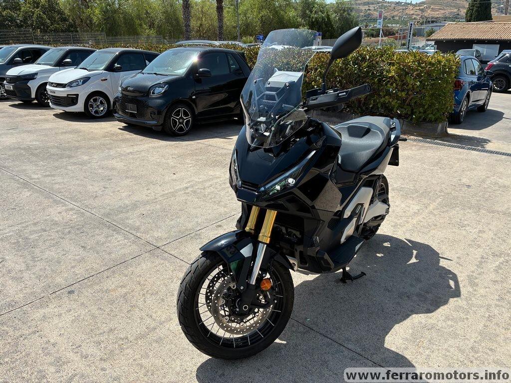 Honda X-ADV 750 km0 a 124 euro al mese