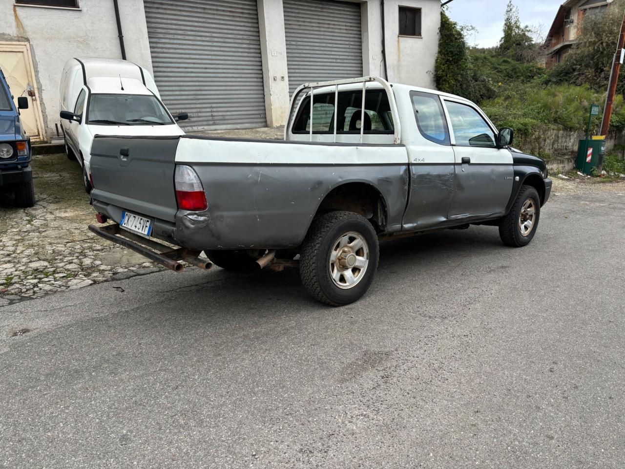 Mitsubishi L200 2 porte 4 posti