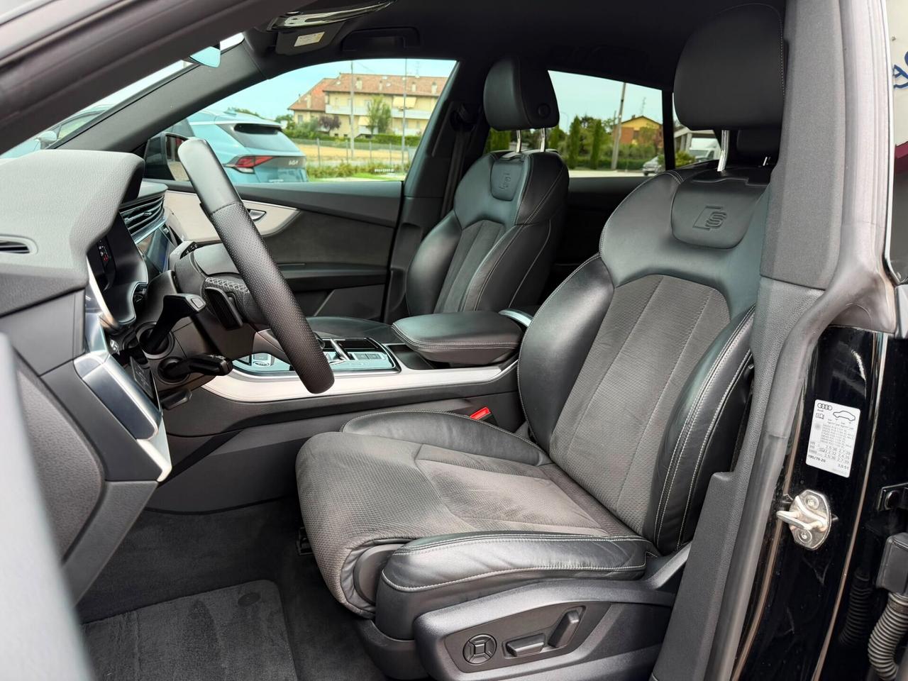 Audi Q8 45 3.0 TDI MHEV 231 CV quattro tiptronic s-line black edition