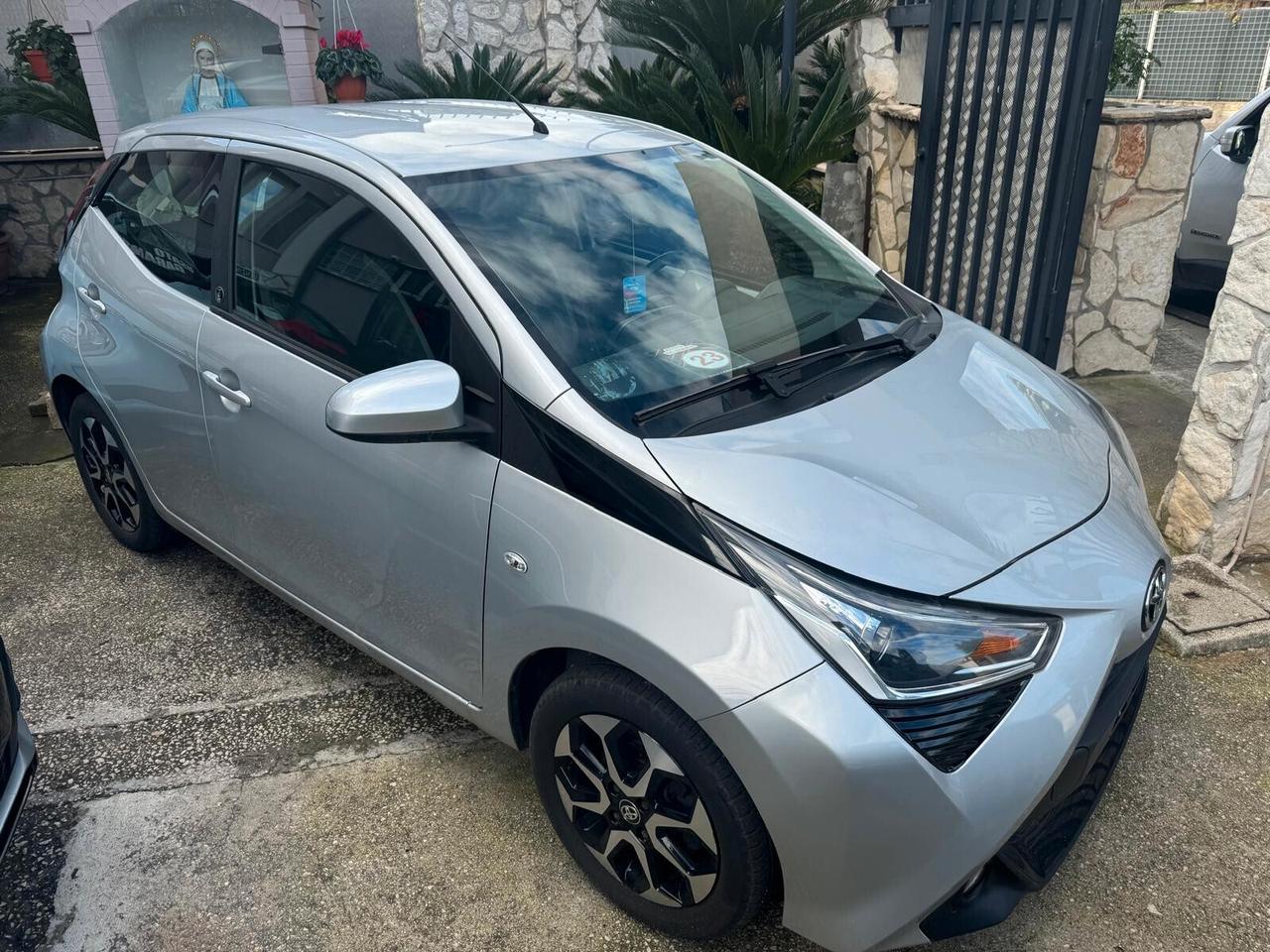 Toyota Aygo Connect 1.0 VVT-i 72 CV 5 porte x-play MMT automatica