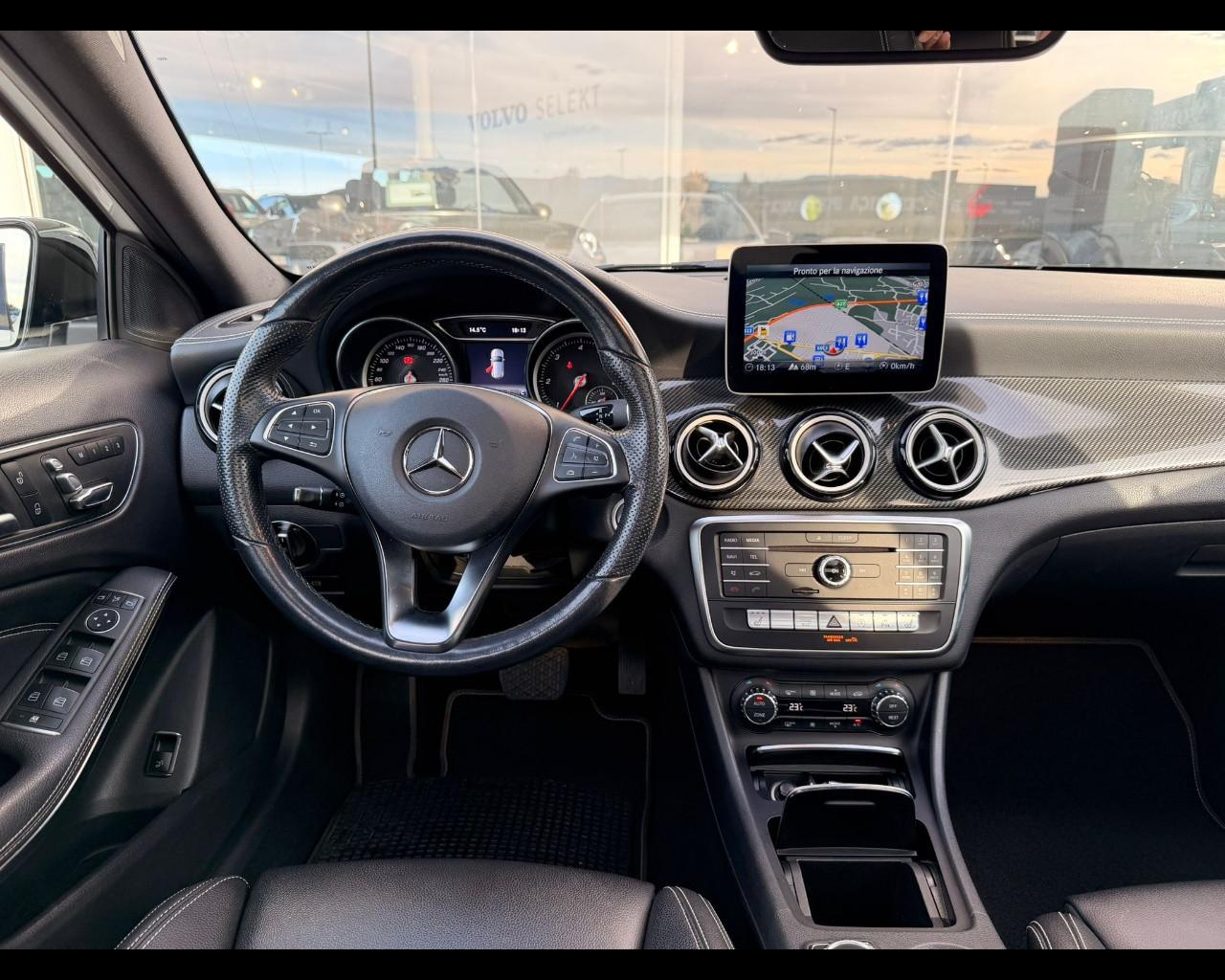Mercedes-Benz GLA - X156 - GLA 200 d Night Edition auto