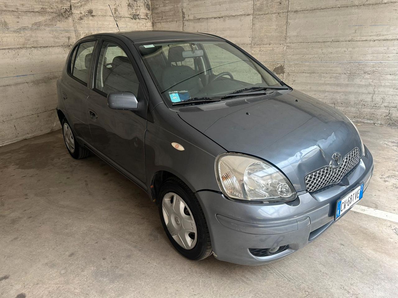 Toyota Yaris 1.0i 16V cat 5 porte Sol