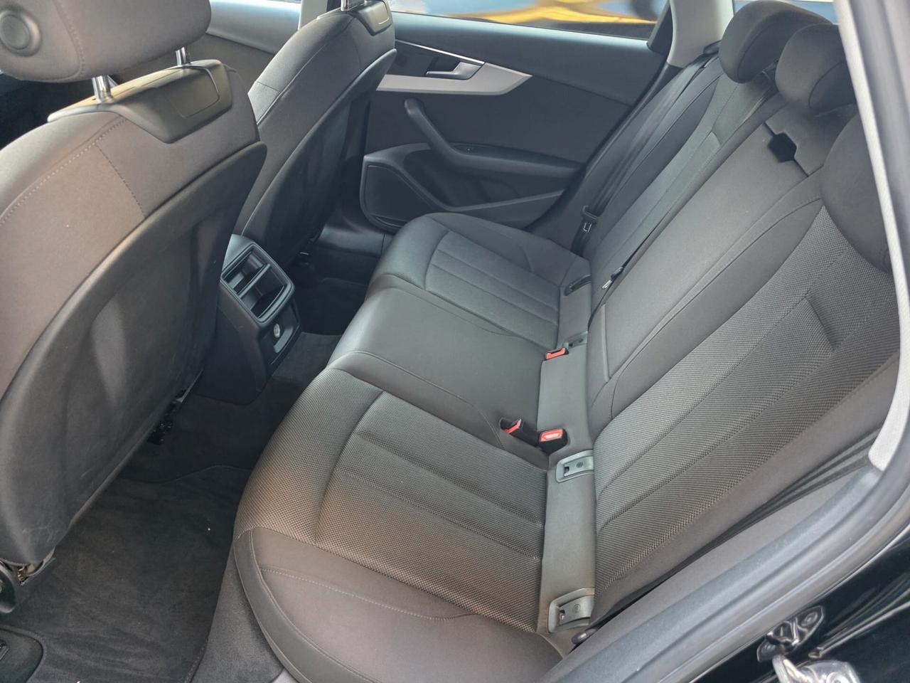 Audi A4 Avant 30 TDI/136 CV S tronic Business+Cerchi 18+Fari Led..