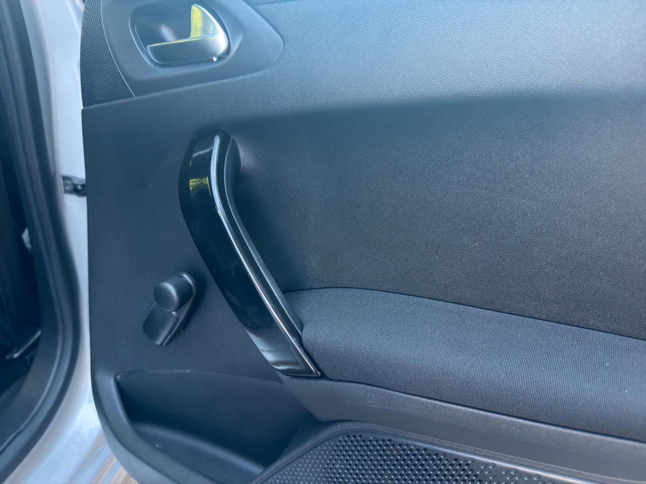 Peugeot 208 1.4 HDi 68 CV Active-TOUCHSCREEN