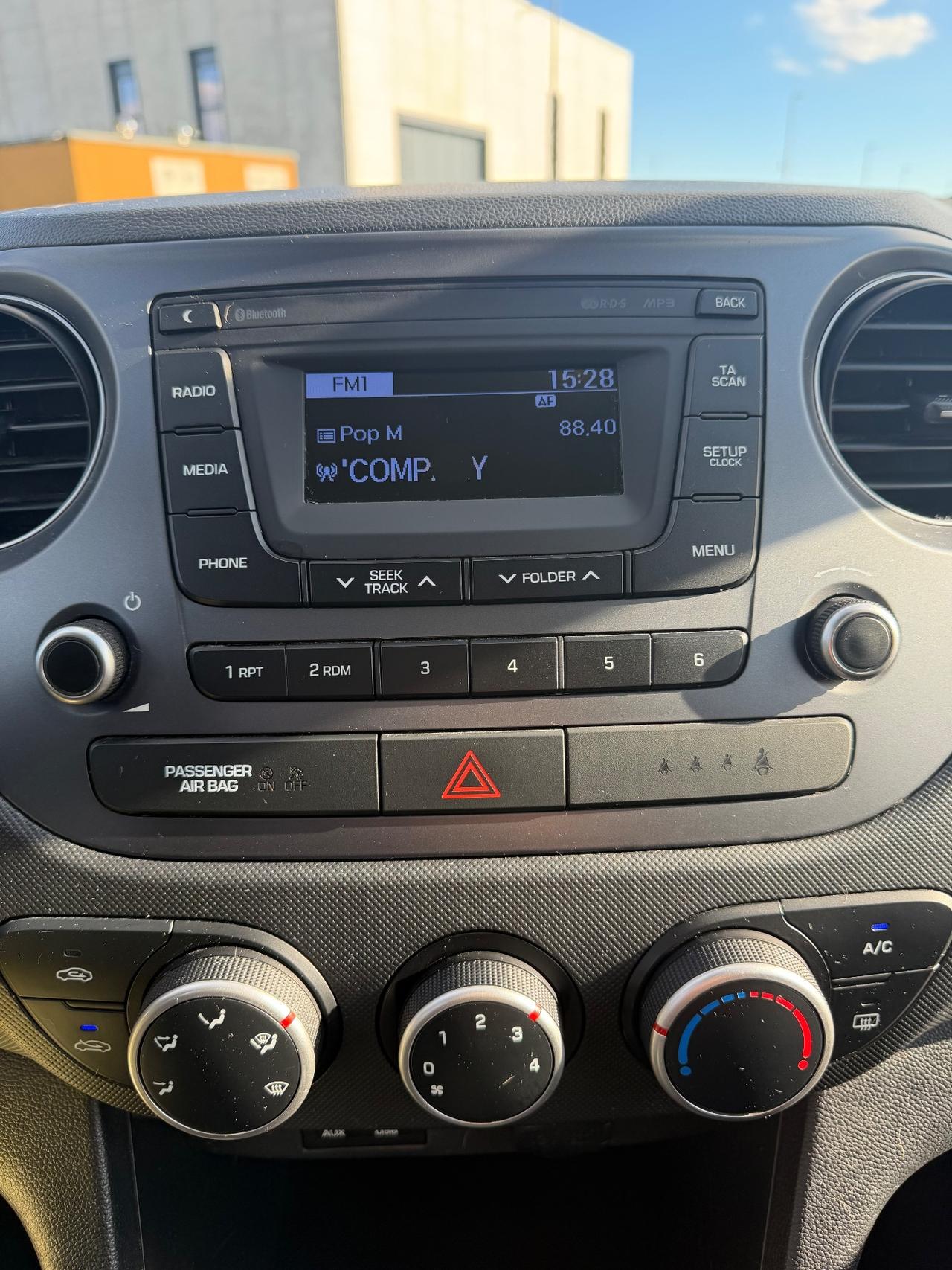 Hyundai i10 .