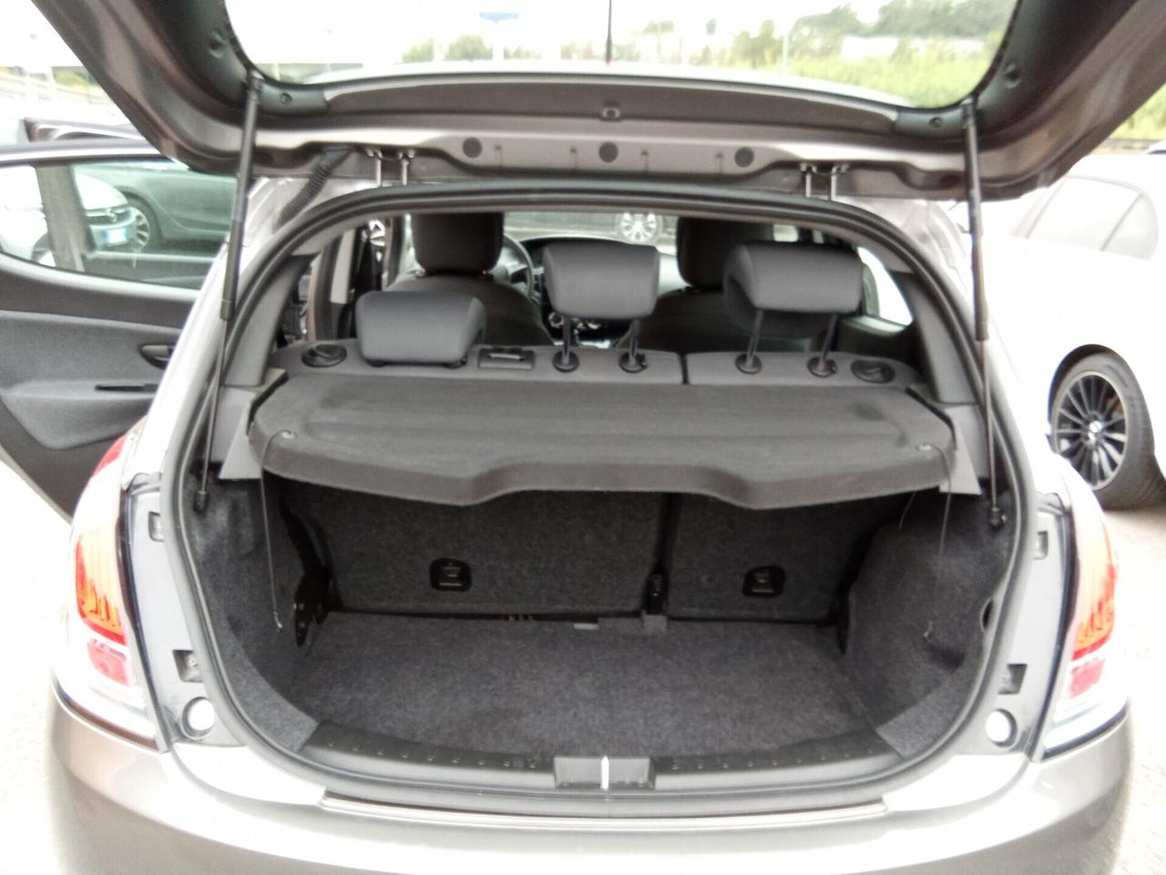 Lancia Ypsilon 1.0 FireFly 5 porte S&S Hybryd Gold